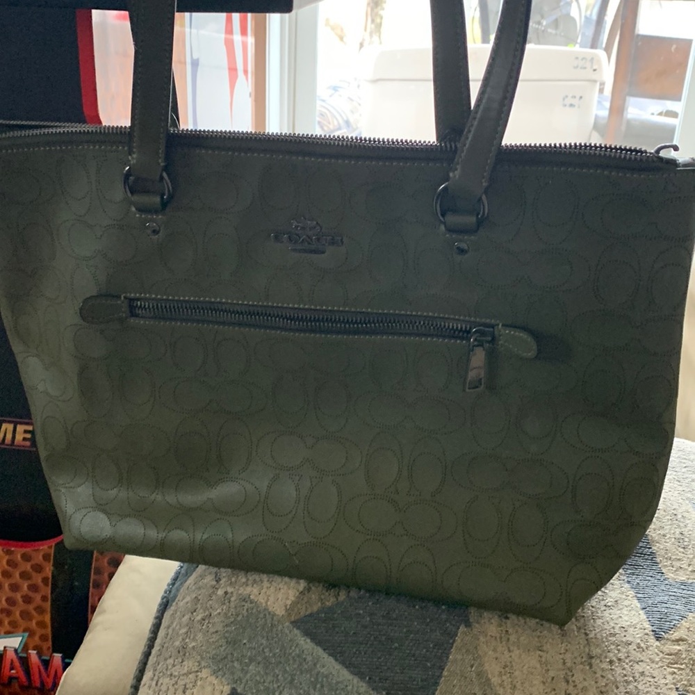 BEAUTIFUL OLIVE GREEN perfectly just right over sized strapped bag.